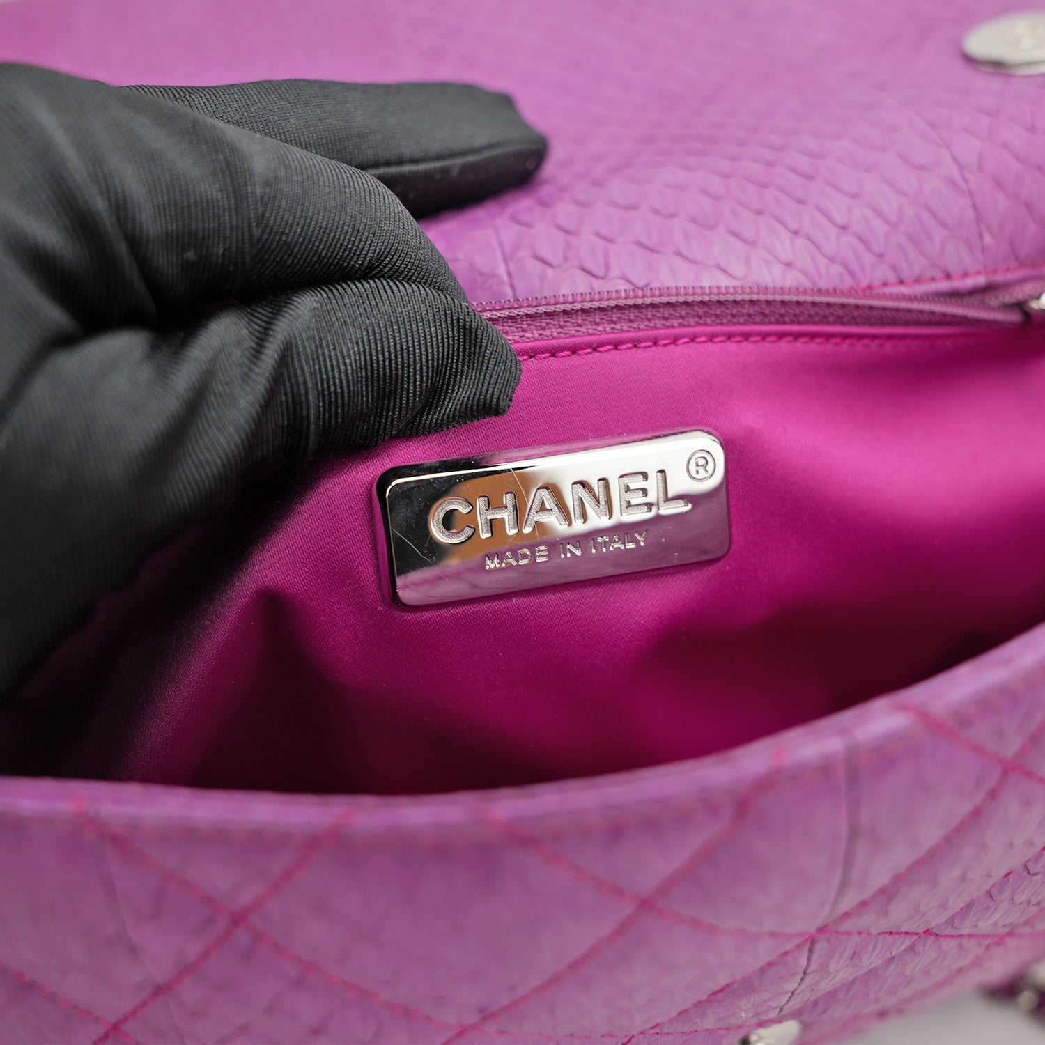 CHANEL Classic Flap Easy Carry Media in Pitone Viola Matelassé
