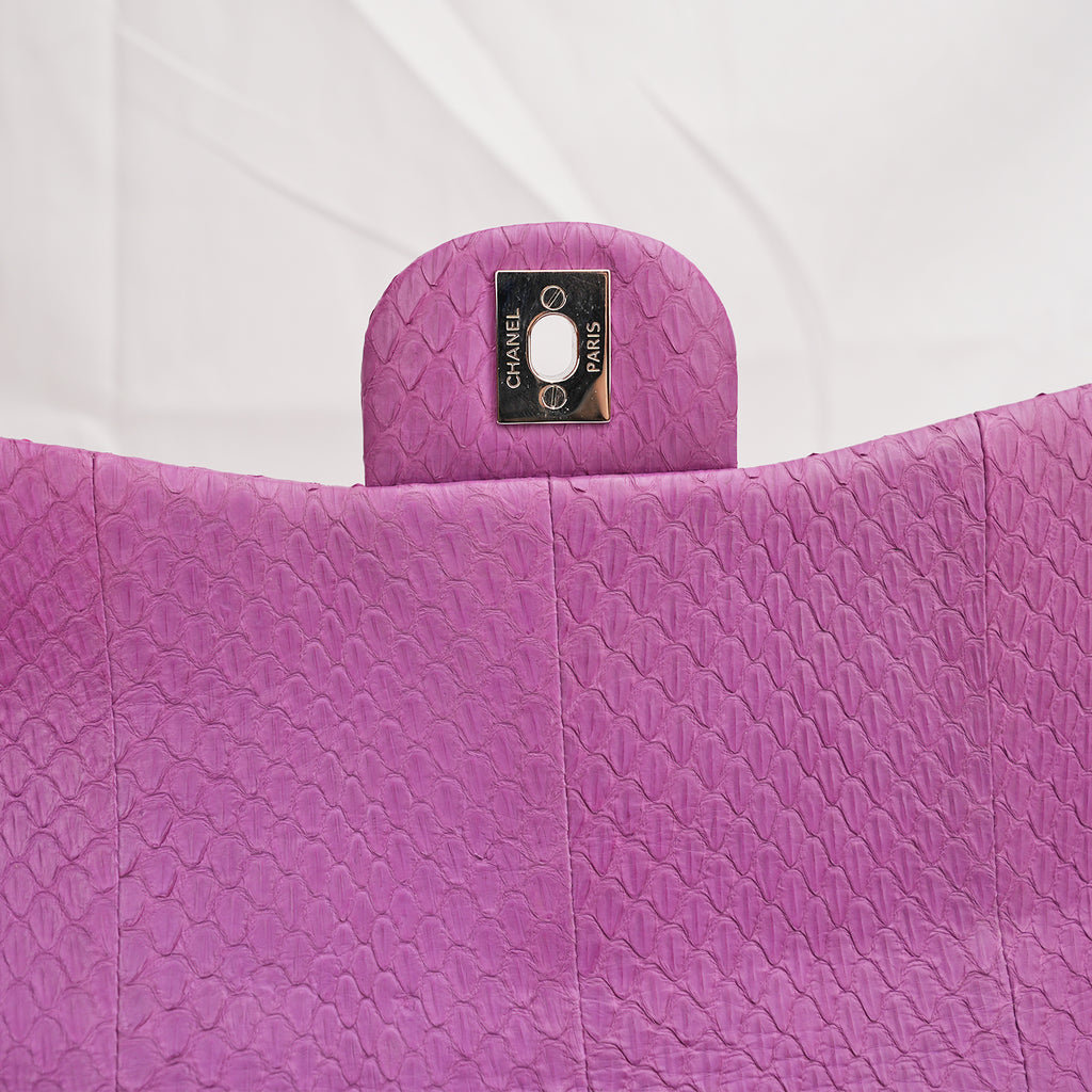 CHANEL Classic Flap Easy Carry Media in Pitone Viola Matelassé