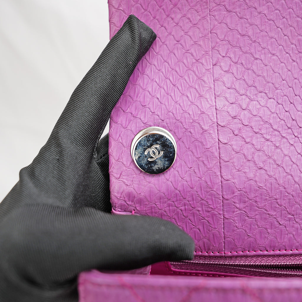 CHANEL Classic Flap Easy Carry Media in Pitone Viola Matelassé