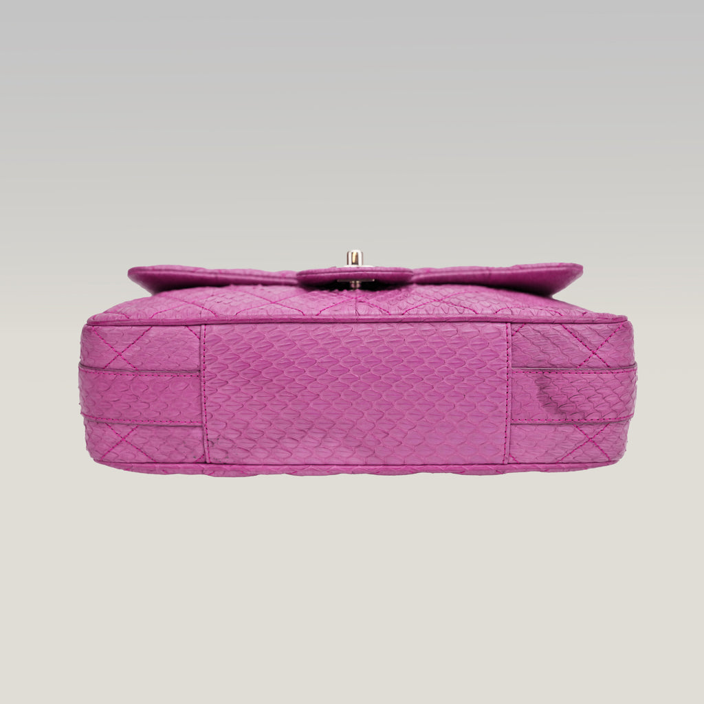 CHANEL Classic Flap Easy Carry Media in Pitone Viola Matelassé