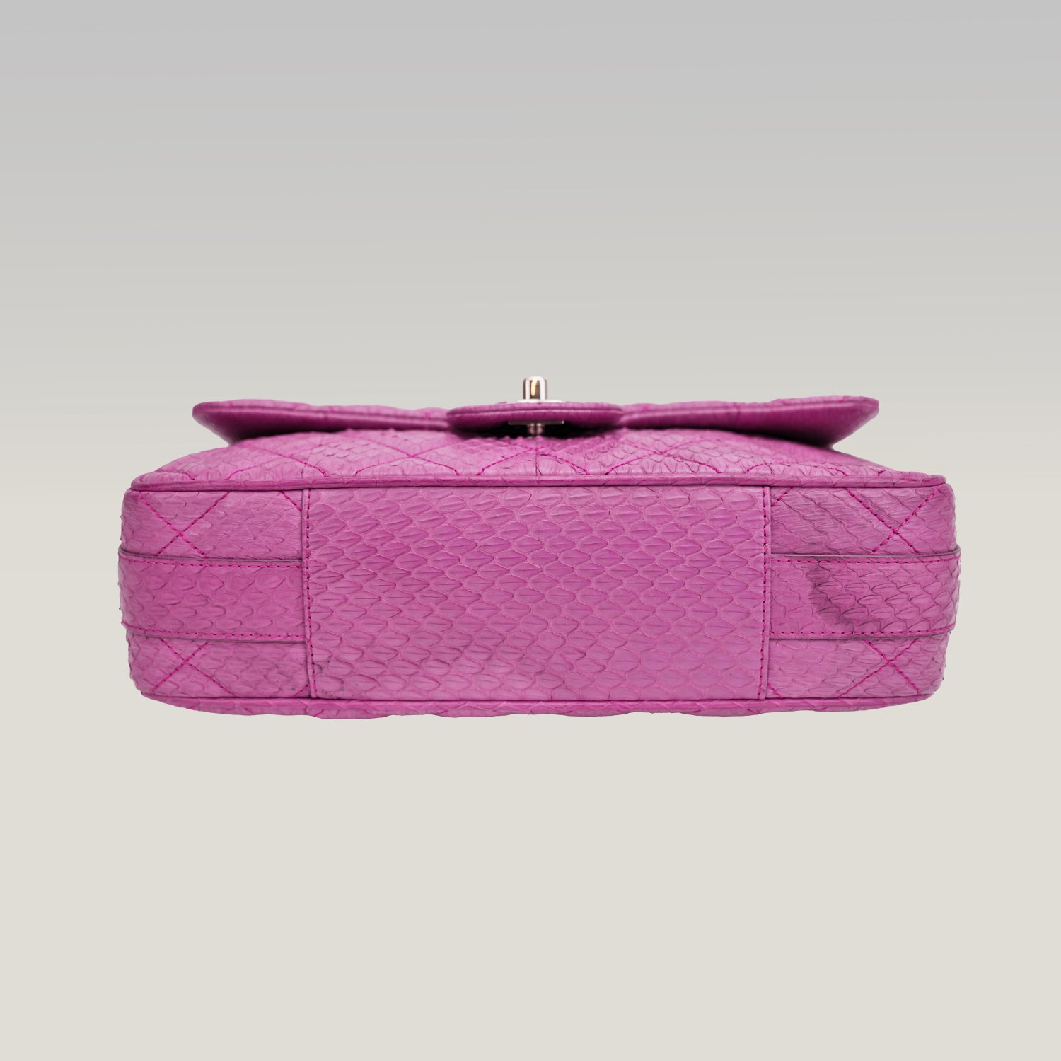 CHANEL Classic Flap Easy Carry Media in Pitone Viola Matelassé