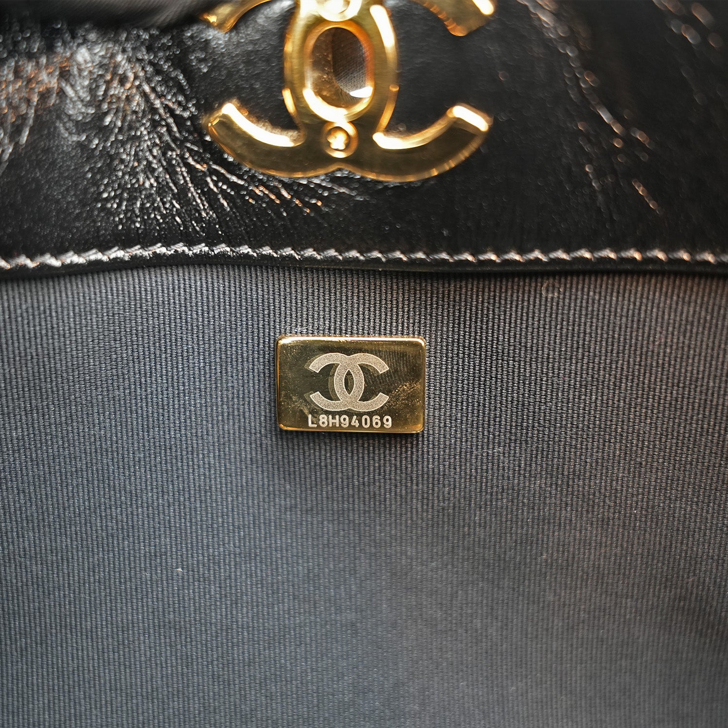 Chanel 24P Shiny Lambskin Quilted CC Hobo Black Borsa