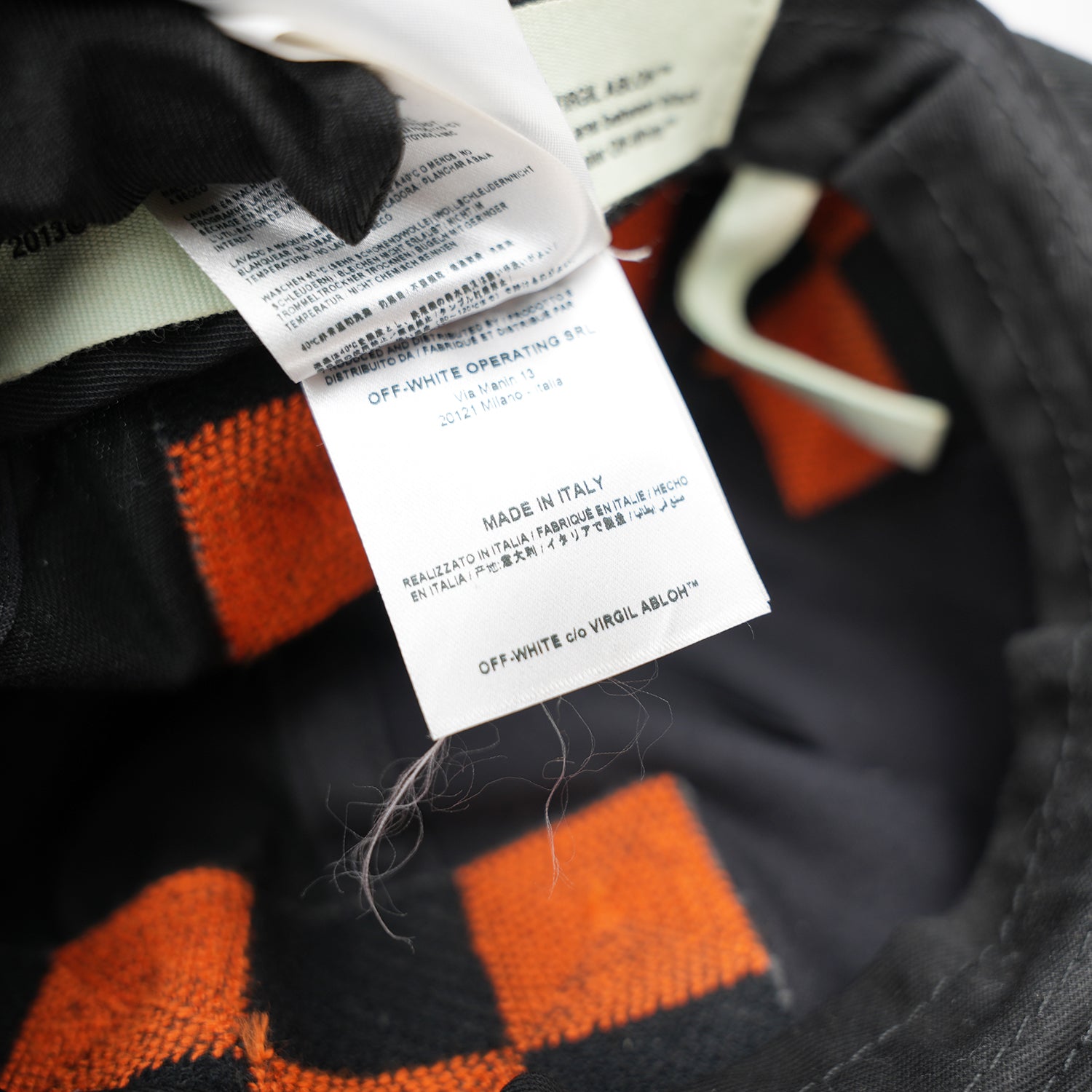Off-White Cappello Baseball Nero con Motivo Geometrico Arancione