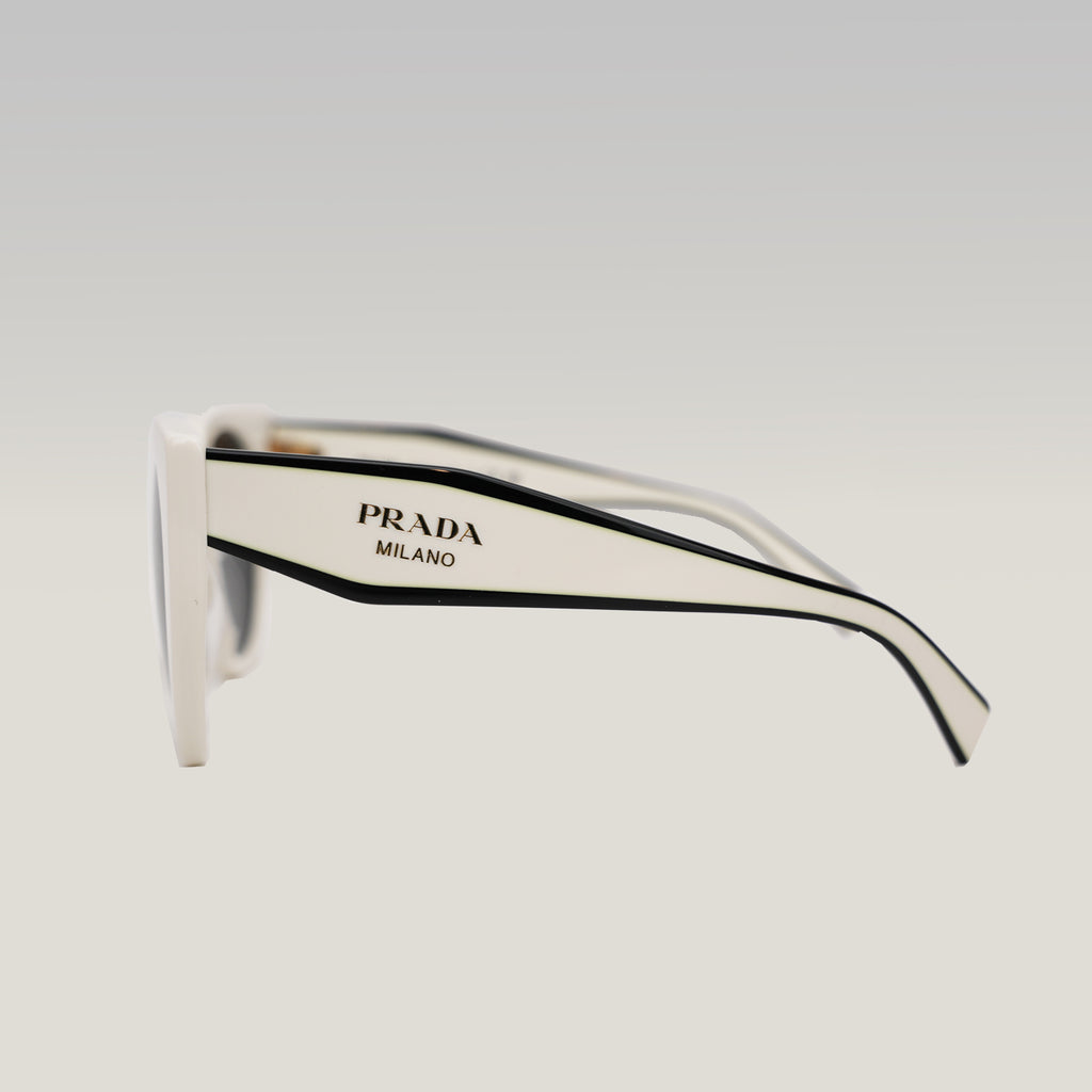 Prada occhiali da sole bianchi con logo nero a contrasto