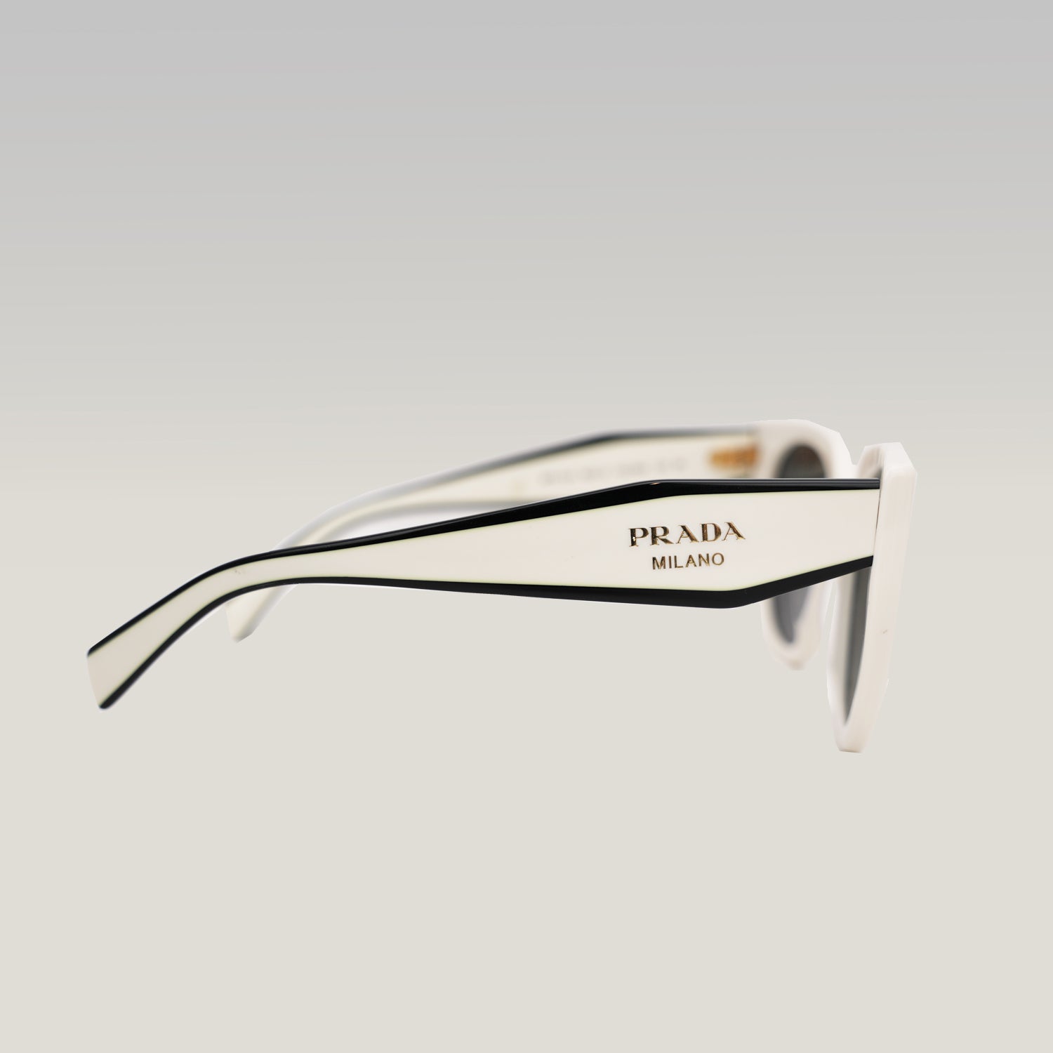 Prada occhiali da sole bianchi con logo nero a contrasto