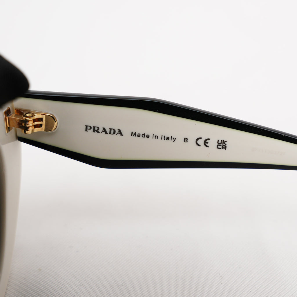 Prada occhiali da sole bianchi con logo nero a contrasto