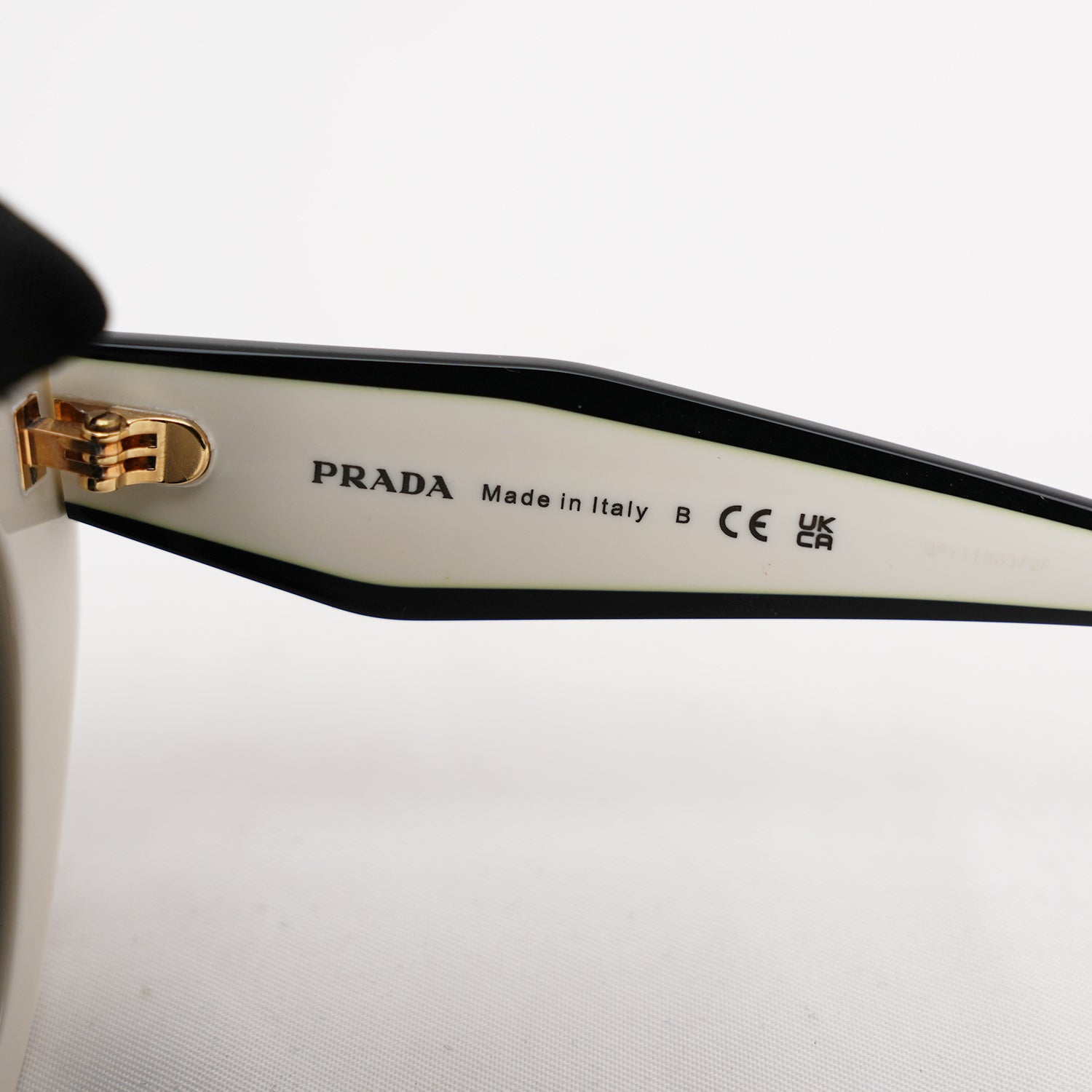 Prada occhiali da sole bianchi con logo nero a contrasto