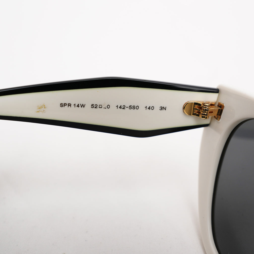 Prada occhiali da sole bianchi con logo nero a contrasto