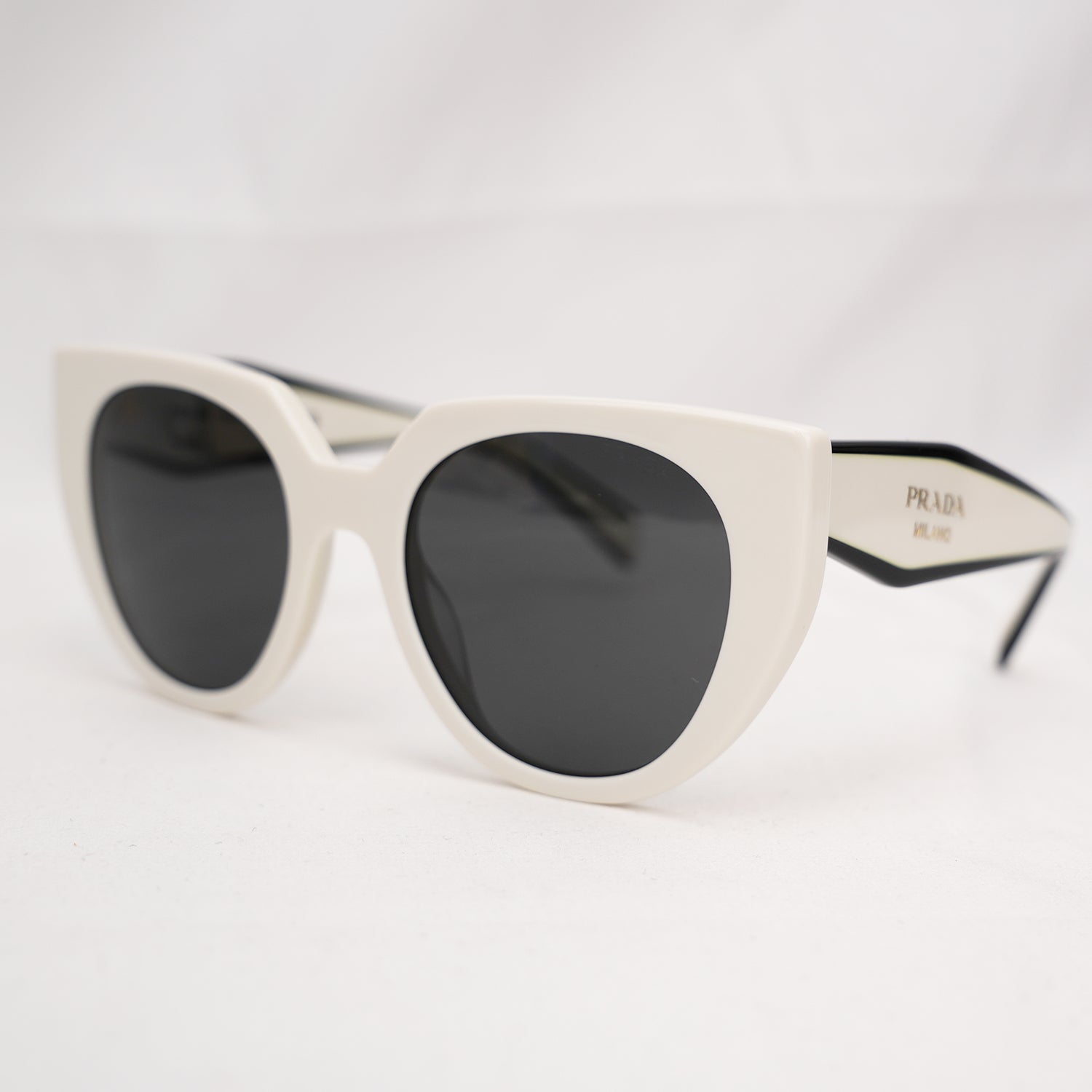 Prada occhiali da sole bianchi con logo nero a contrasto