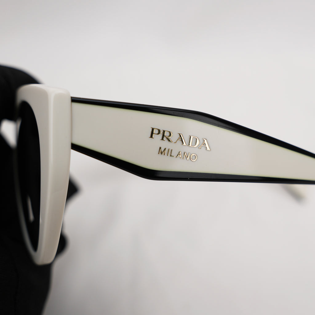 Prada occhiali da sole bianchi con logo nero a contrasto