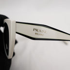 Prada occhiali da sole bianchi con logo nero a contrasto