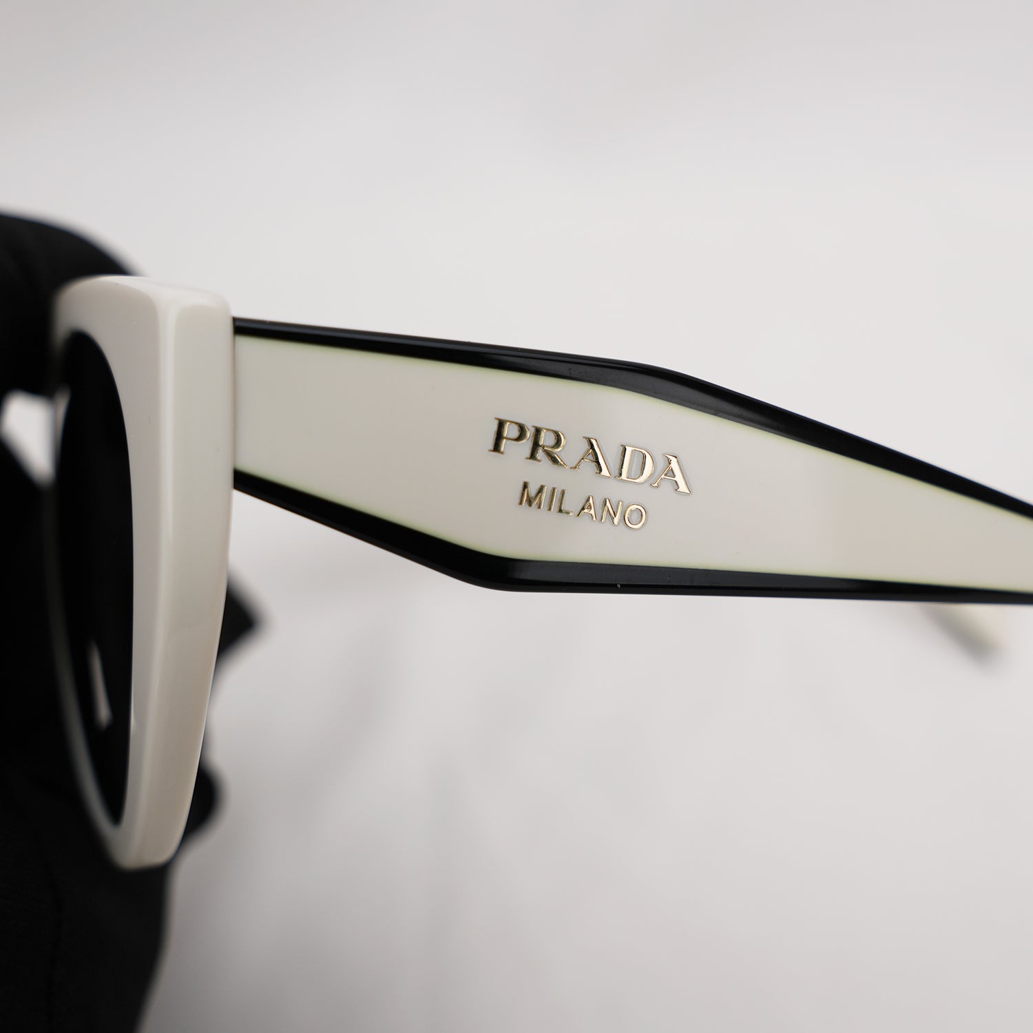 Prada occhiali da sole bianchi con logo nero a contrasto