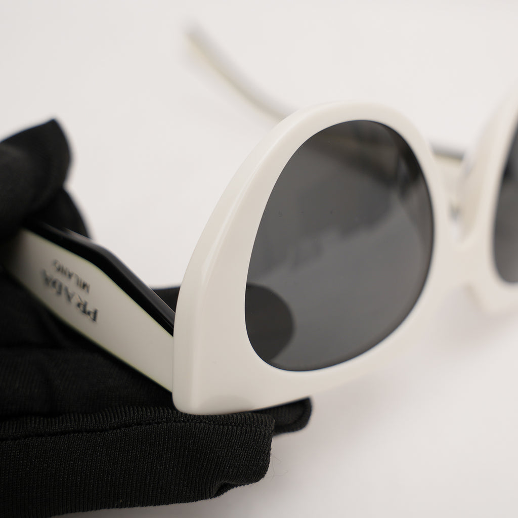 Prada occhiali da sole bianchi con logo nero a contrasto