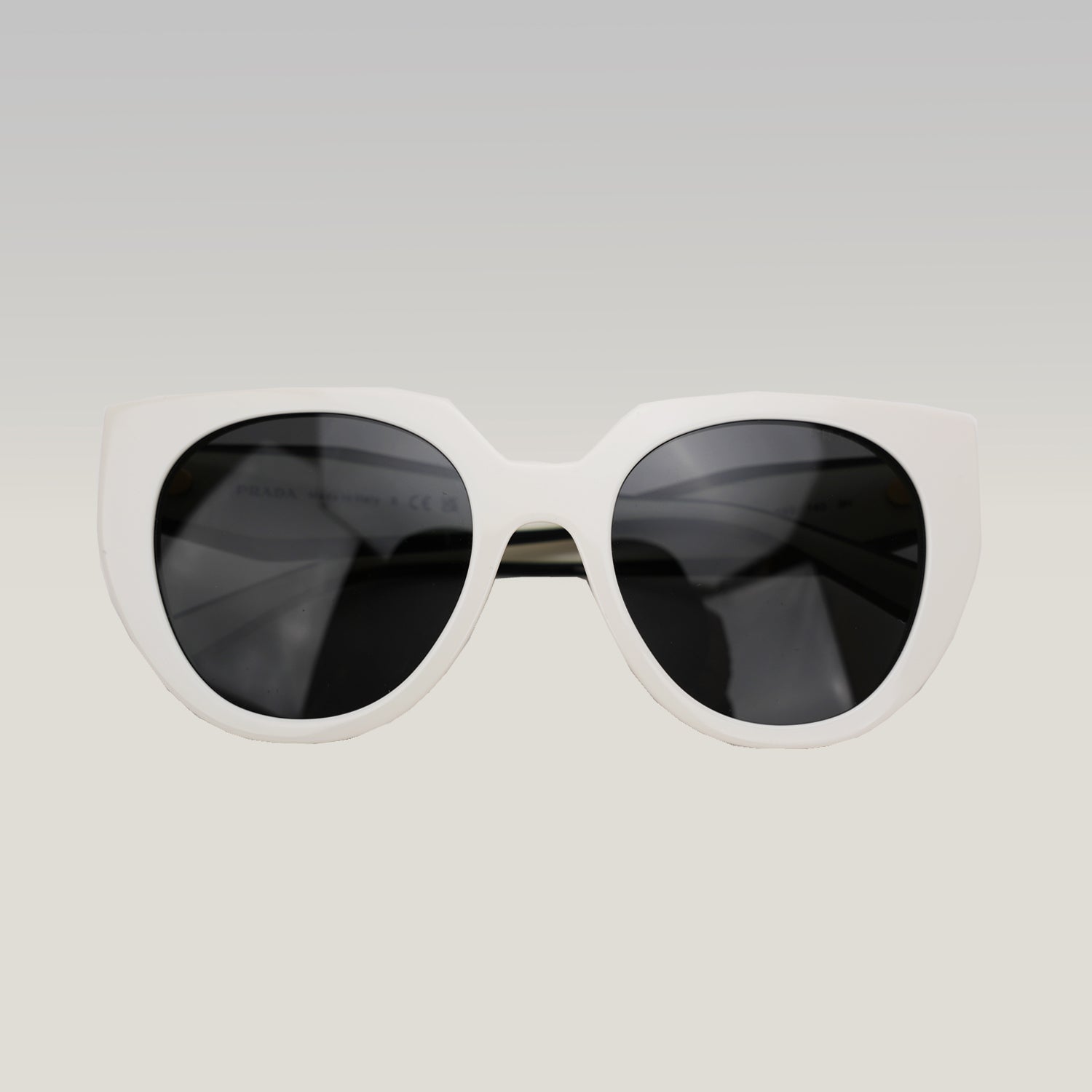 Prada occhiali da sole bianchi con logo nero a contrasto
