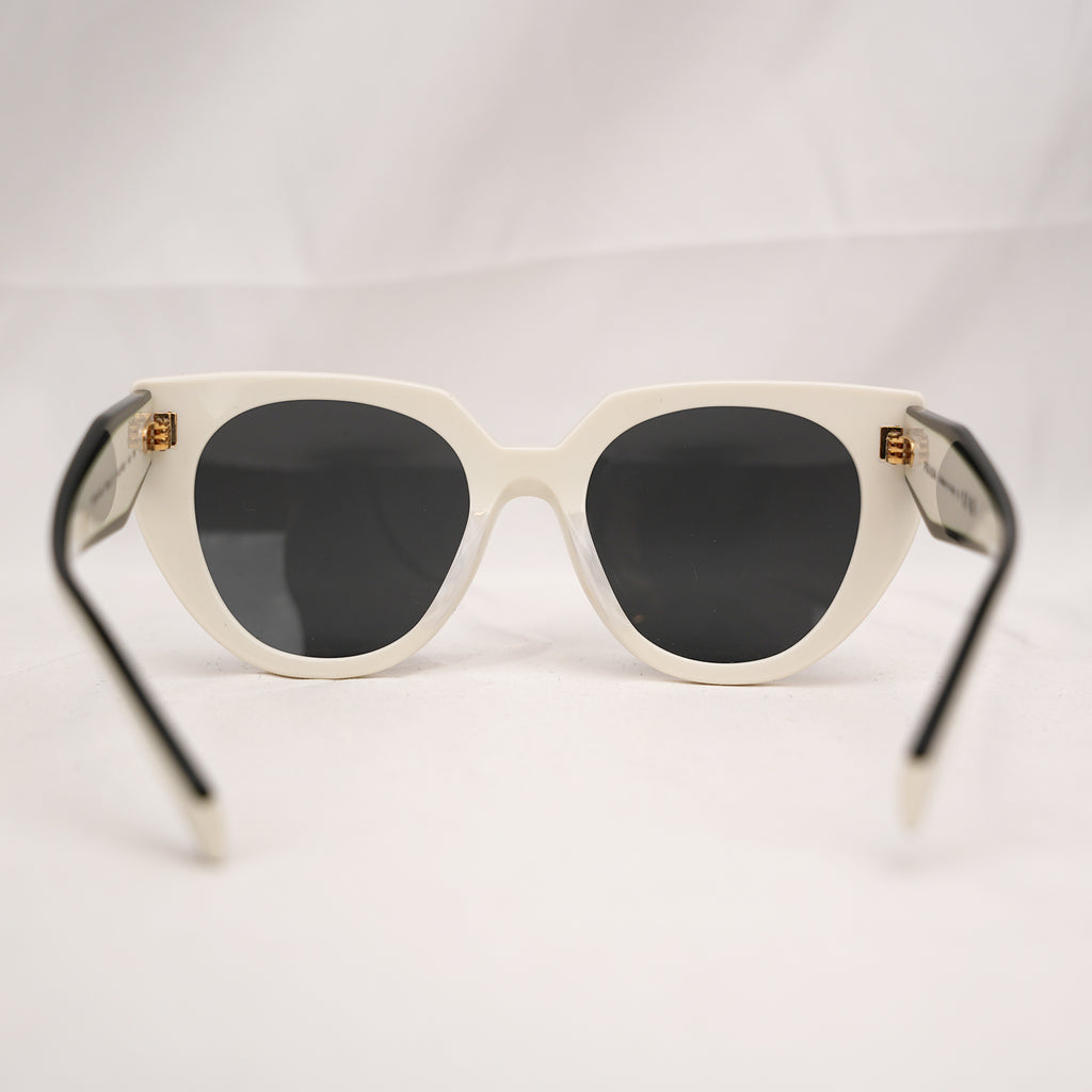 Prada occhiali da sole bianchi con logo nero a contrasto