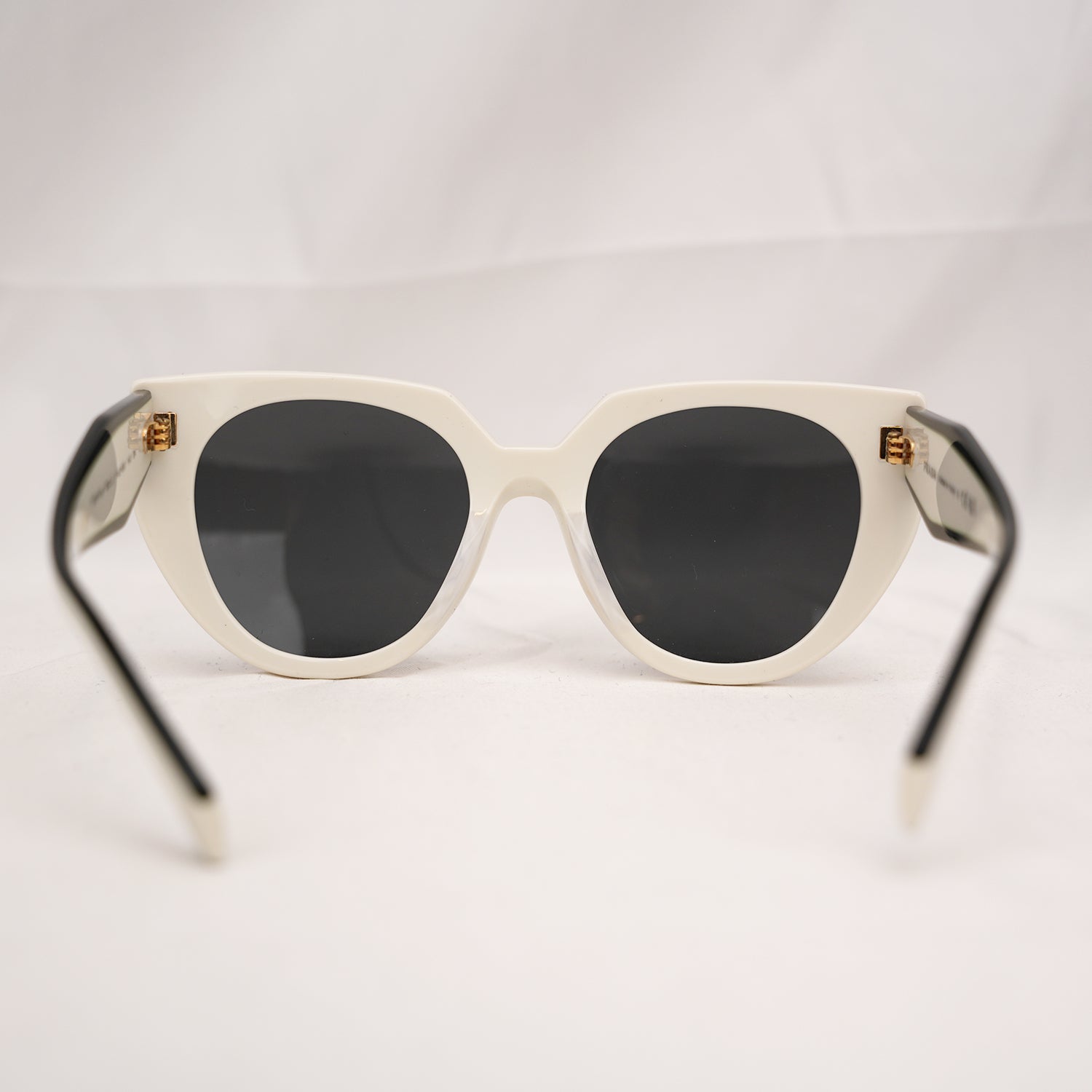 Prada occhiali da sole bianchi con logo nero a contrasto