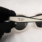 Prada occhiali da sole bianchi con logo nero a contrasto