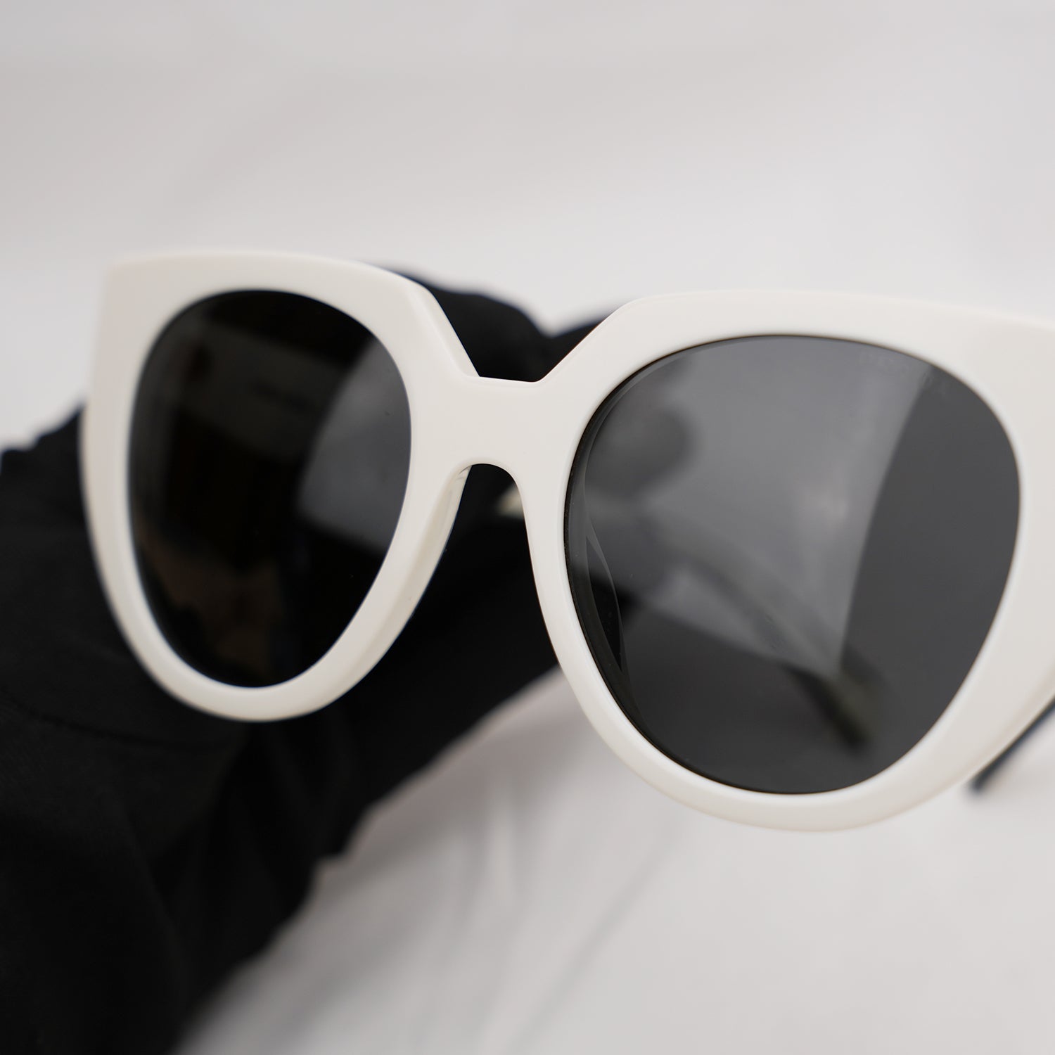 Prada occhiali da sole bianchi con logo nero a contrasto