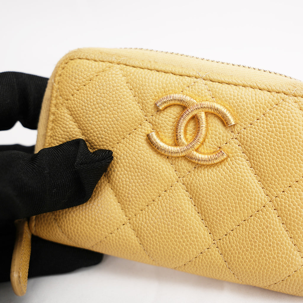 Portafoglio CHANEL in pelle trapuntata gialla con zip