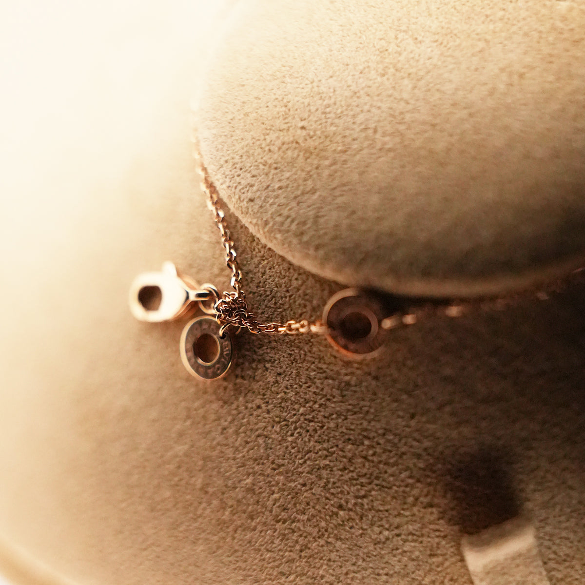 Bvlgari Divas’ Dream Collana in Oro Rosa 18 kt con Madreperla Bianca e Diamante