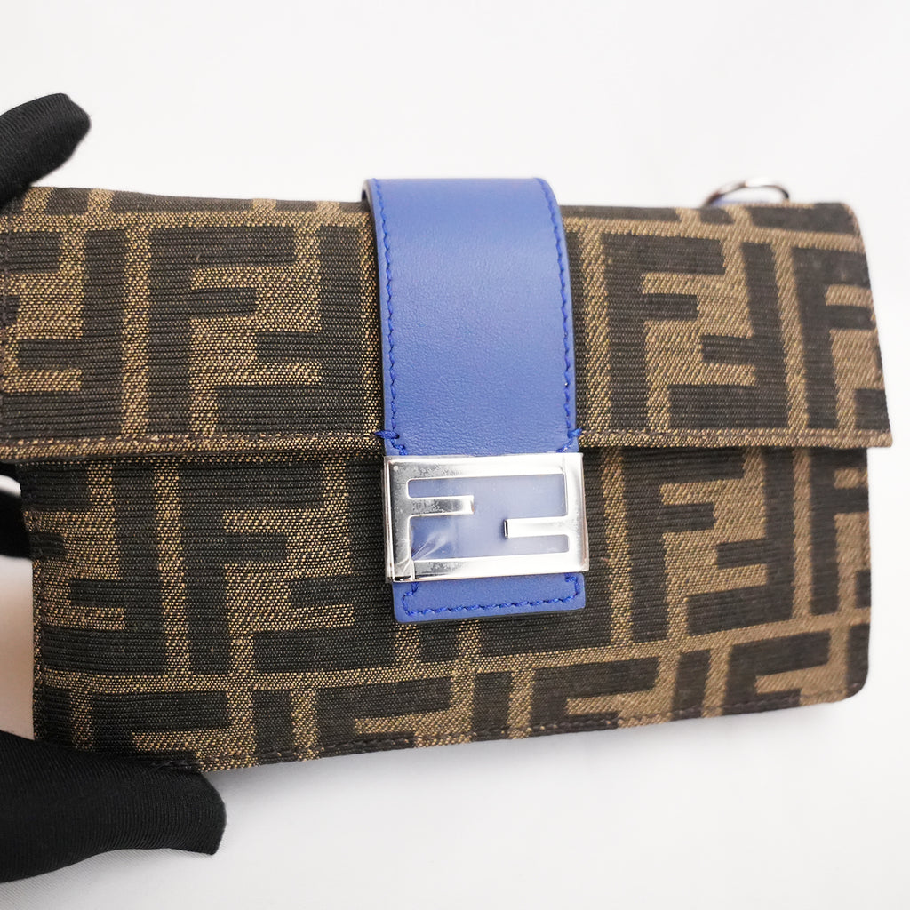 Fendi Baguette Flat Marrone in Tela FF con Dettagli in Pelle e Hardware Argentato
