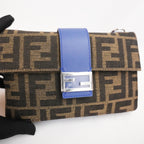 Fendi Baguette Flat Marrone in Tela FF con Dettagli in Pelle e Hardware Argentato