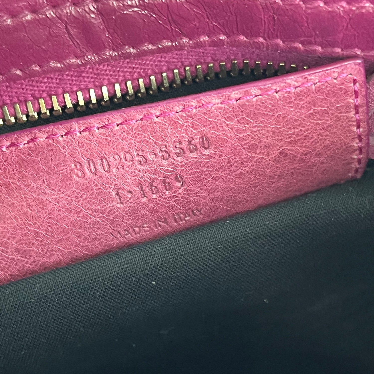 Borsa Balenciaga Classic City Mini Fucsia in Pelle Traforata con Specchietto