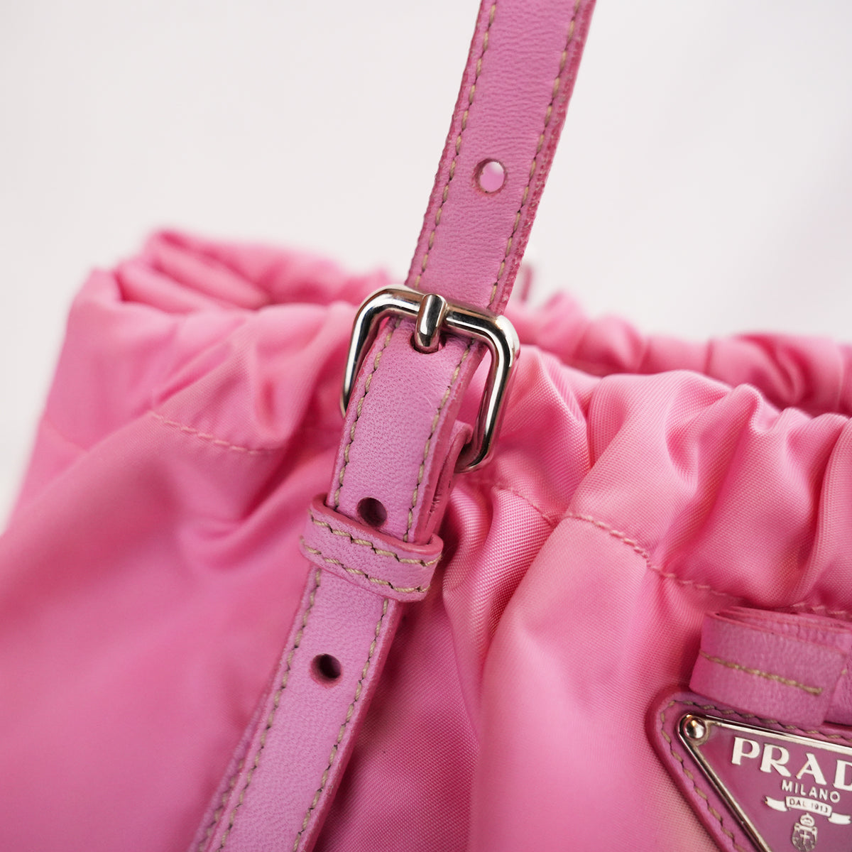 Prada Tessuto Borsa a Spalla Rosa in Nylon con Dettagli in Pelle