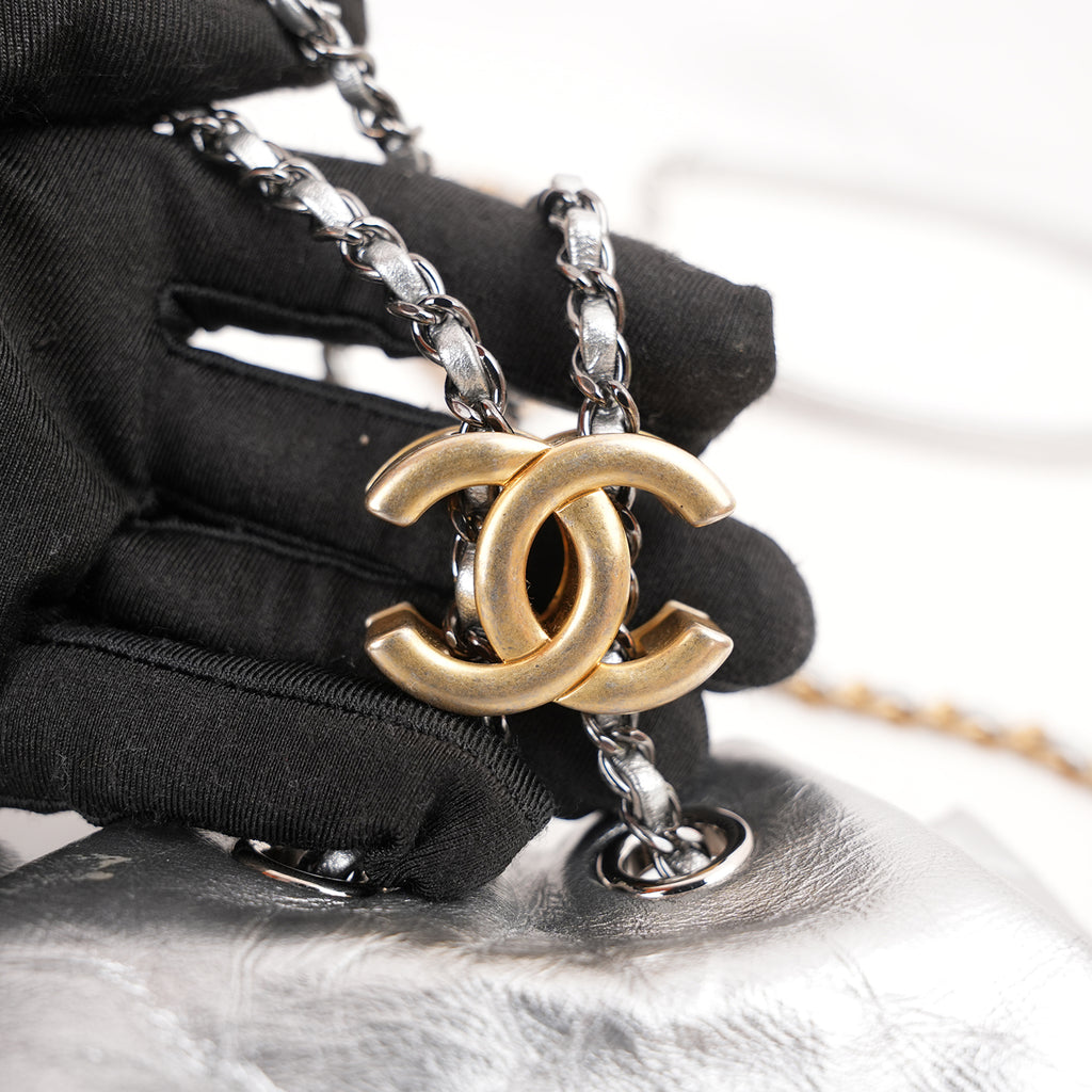 Chanel Borsa Secchiello Vintage in Pelle di Vitello Argentata Matelassé con Logo CC Dorato – Serie 24
