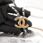 Chanel Borsa Secchiello Vintage in Pelle di Vitello Argentata Matelassé con Logo CC Dorato – Serie 24