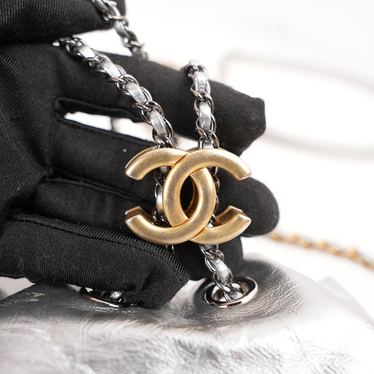 Chanel Borsa Secchiello Vintage in Pelle di Vitello Argentata Matelassé con Logo CC Dorato – Serie 24