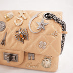 Chanel Reissue Lucky Charms Mini in Pelle di Vitello Beige con Catena e Charm