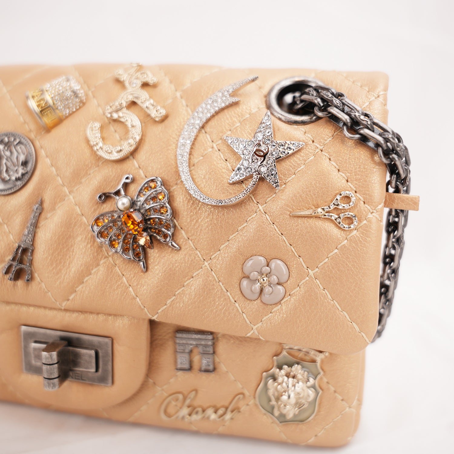 Chanel Reissue Lucky Charms Mini in Pelle di Vitello Beige con Catena e Charm