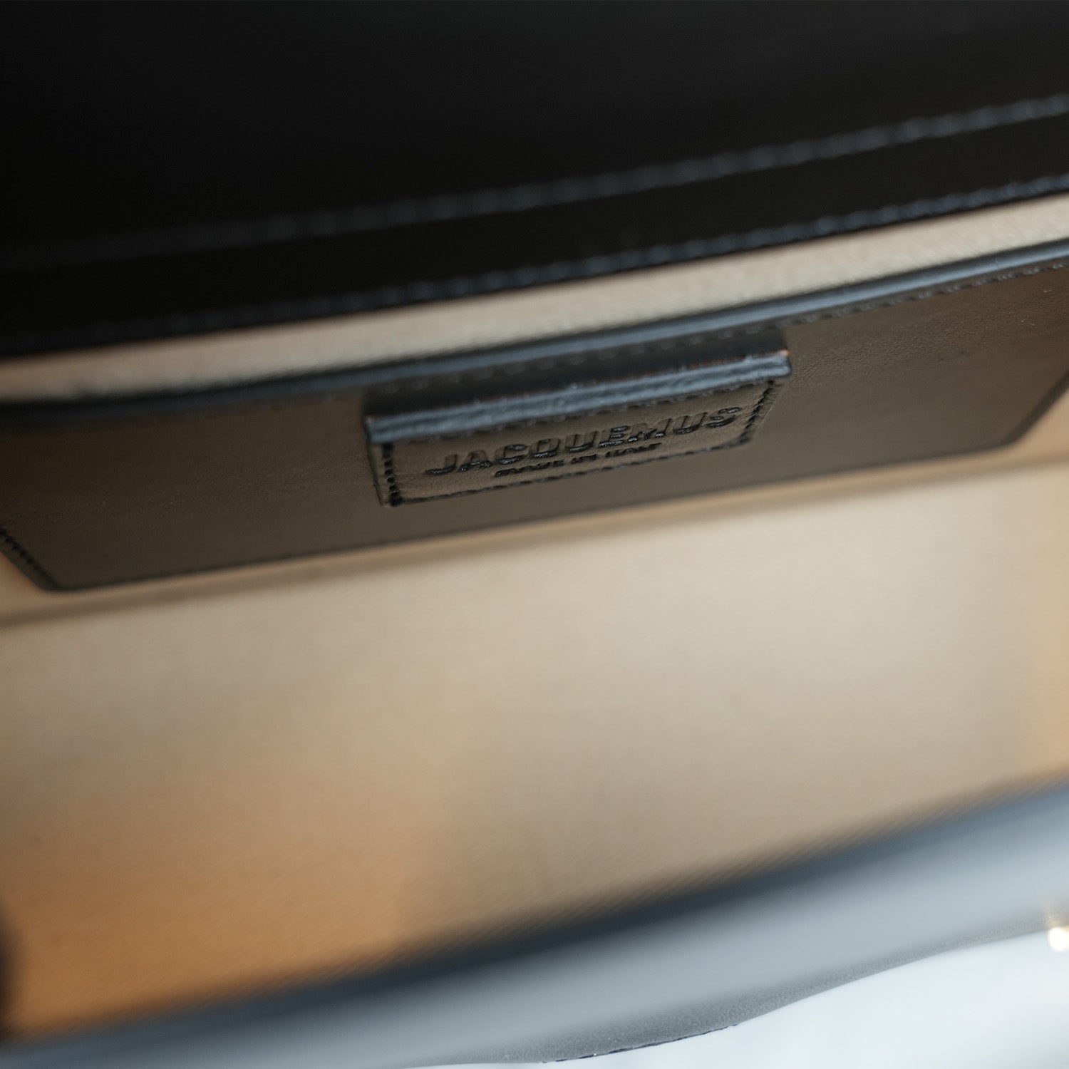 Jacquemus Le Grand Bambino nero con logo oro