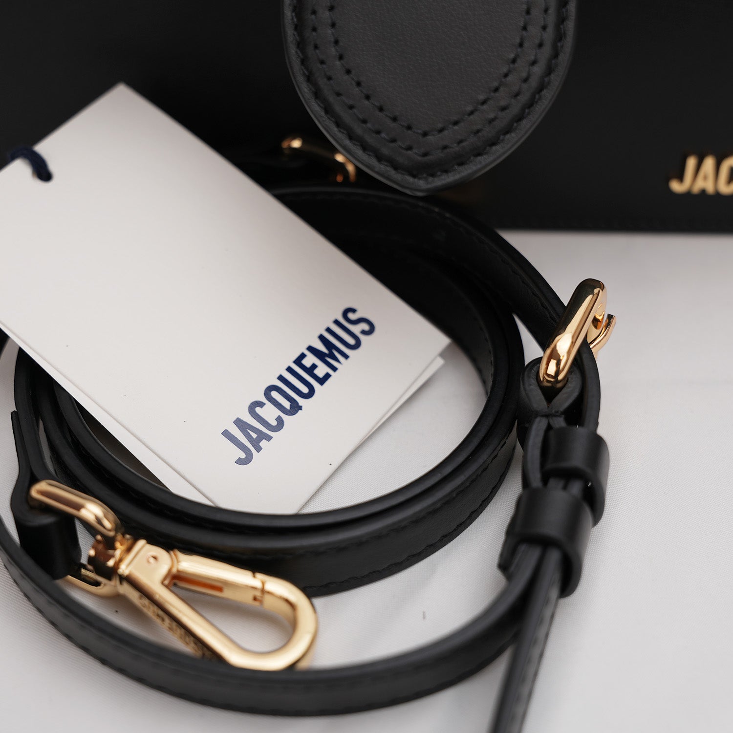 Jacquemus Le Grand Bambino nero con logo oro