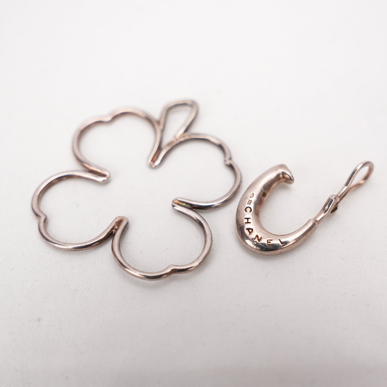Chanel Orecchini CC Quadrifoglio in Metallo Dorato Vintage
