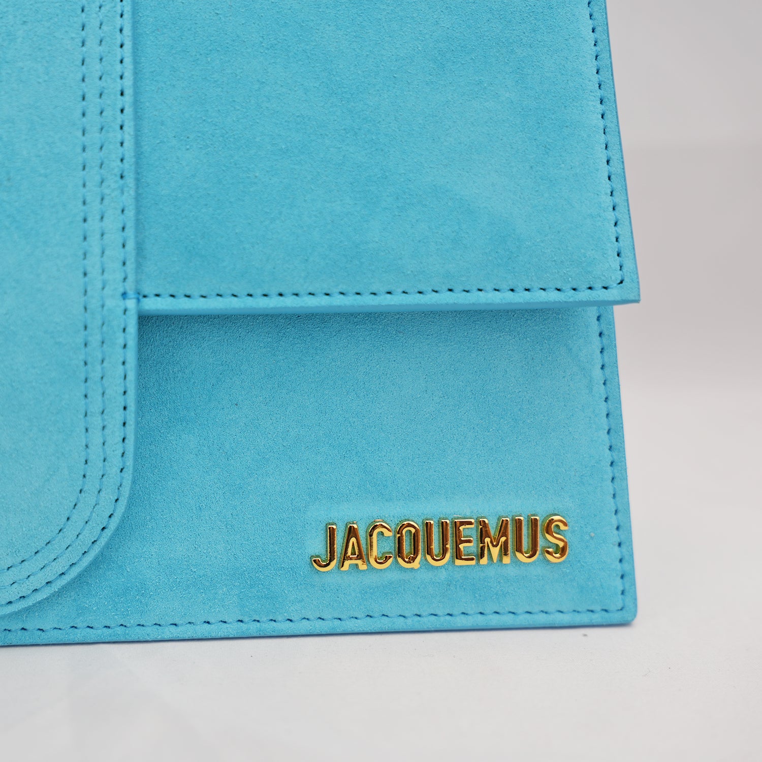 Jacquemus Le Grand Bambino borsa azzurra in suede con logo dorato