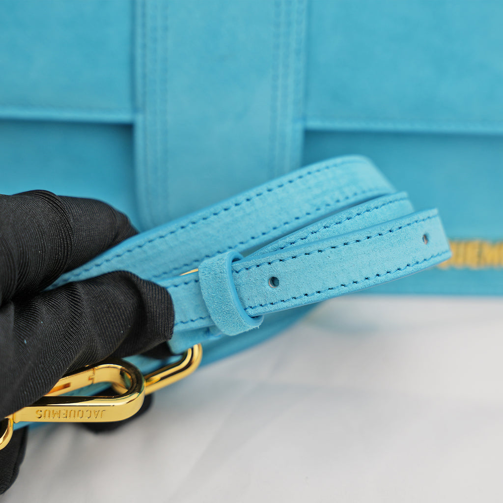 Jacquemus Le Grand Bambino borsa azzurra in suede con logo dorato