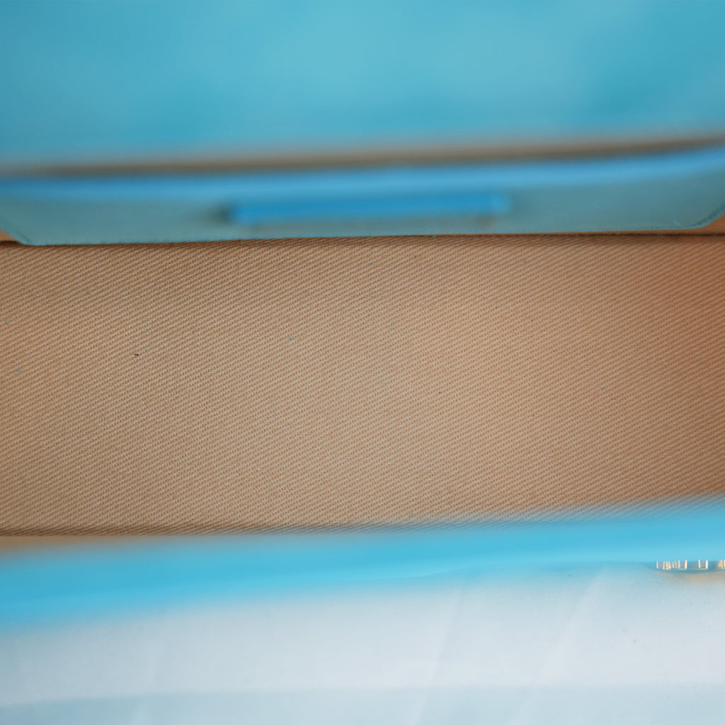 Jacquemus Le Grand Bambino borsa azzurra in suede con logo dorato