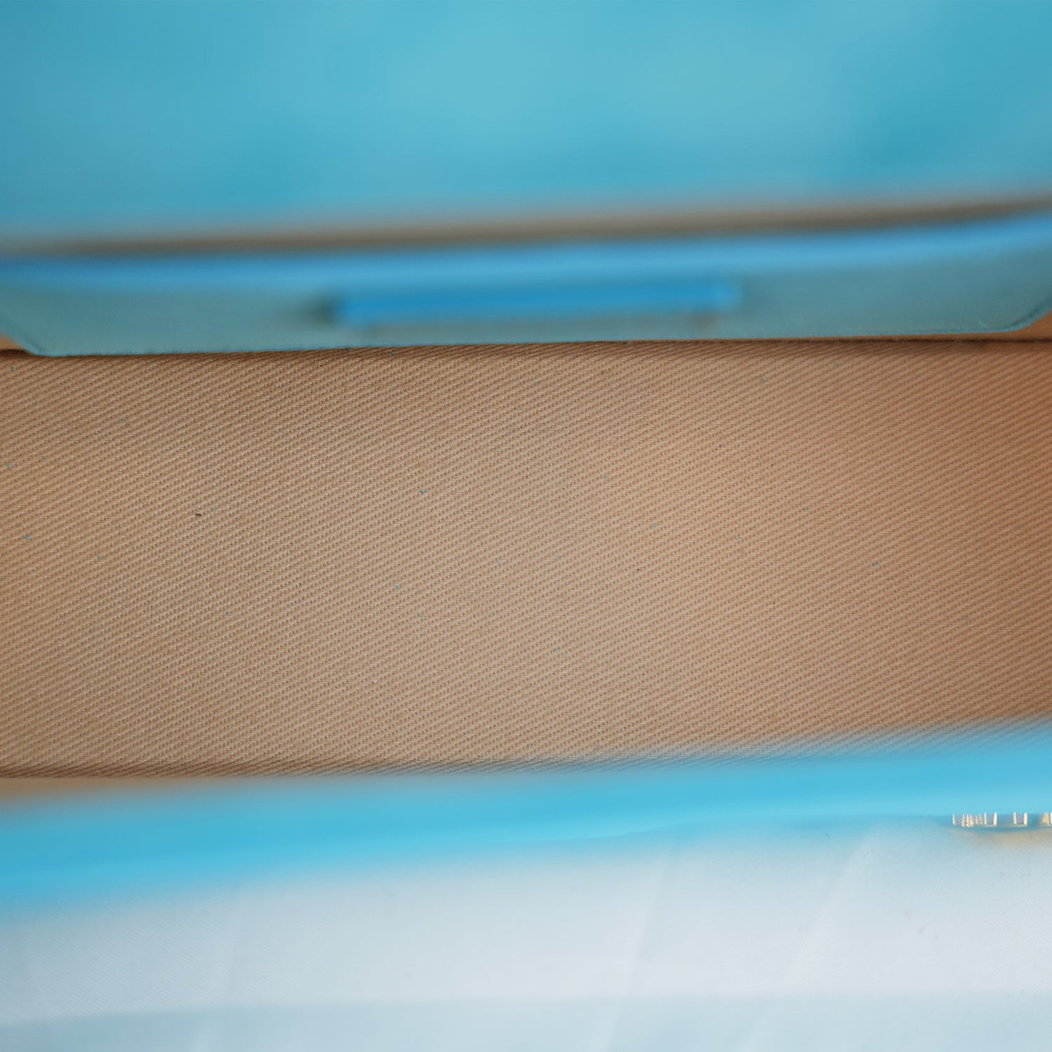 Jacquemus Le Grand Bambino borsa azzurra in suede con logo dorato