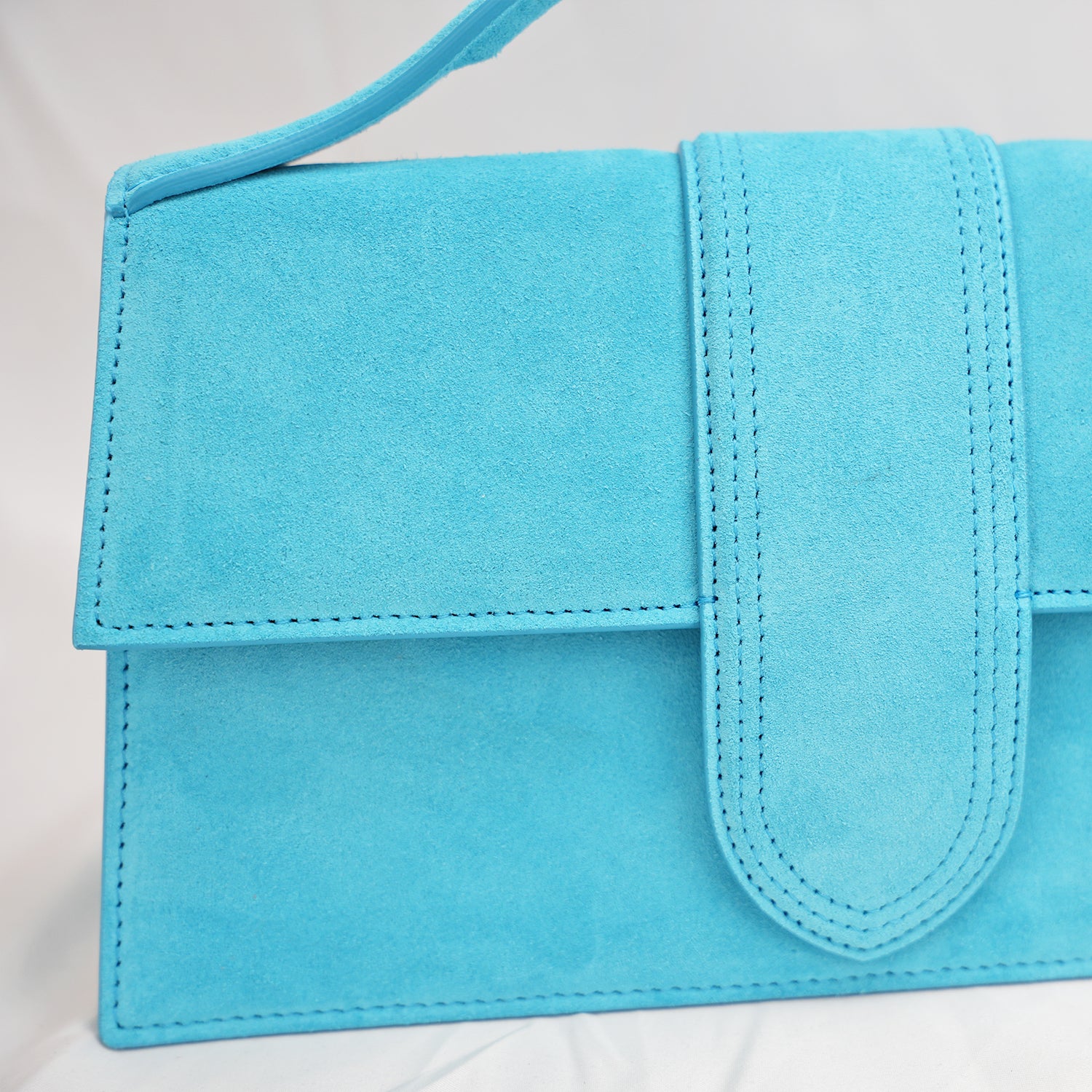 Jacquemus Le Grand Bambino borsa azzurra in suede con logo dorato