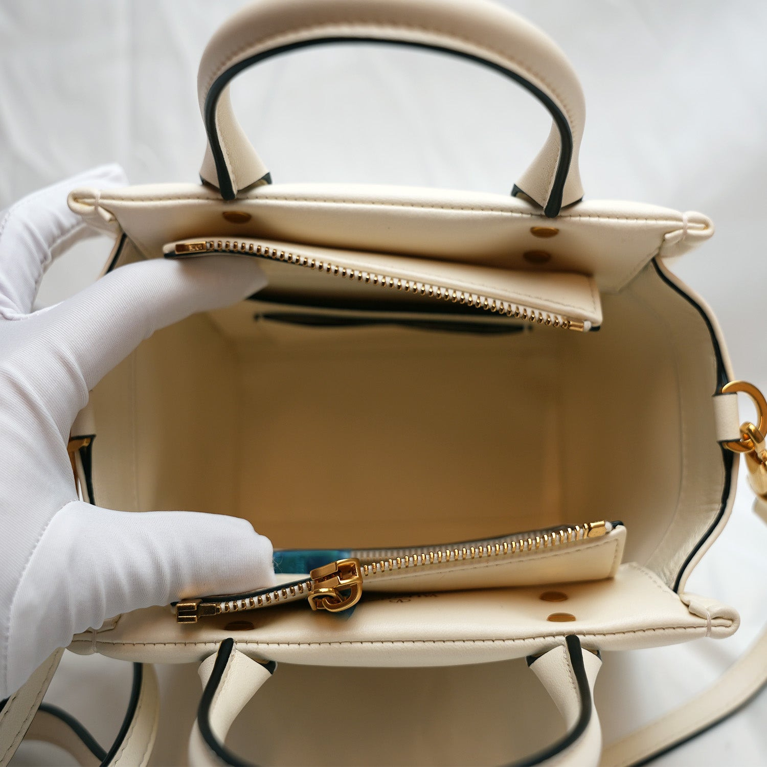 Valentino One Stud – mini borsa a mano in pelle di agnello bianco perla