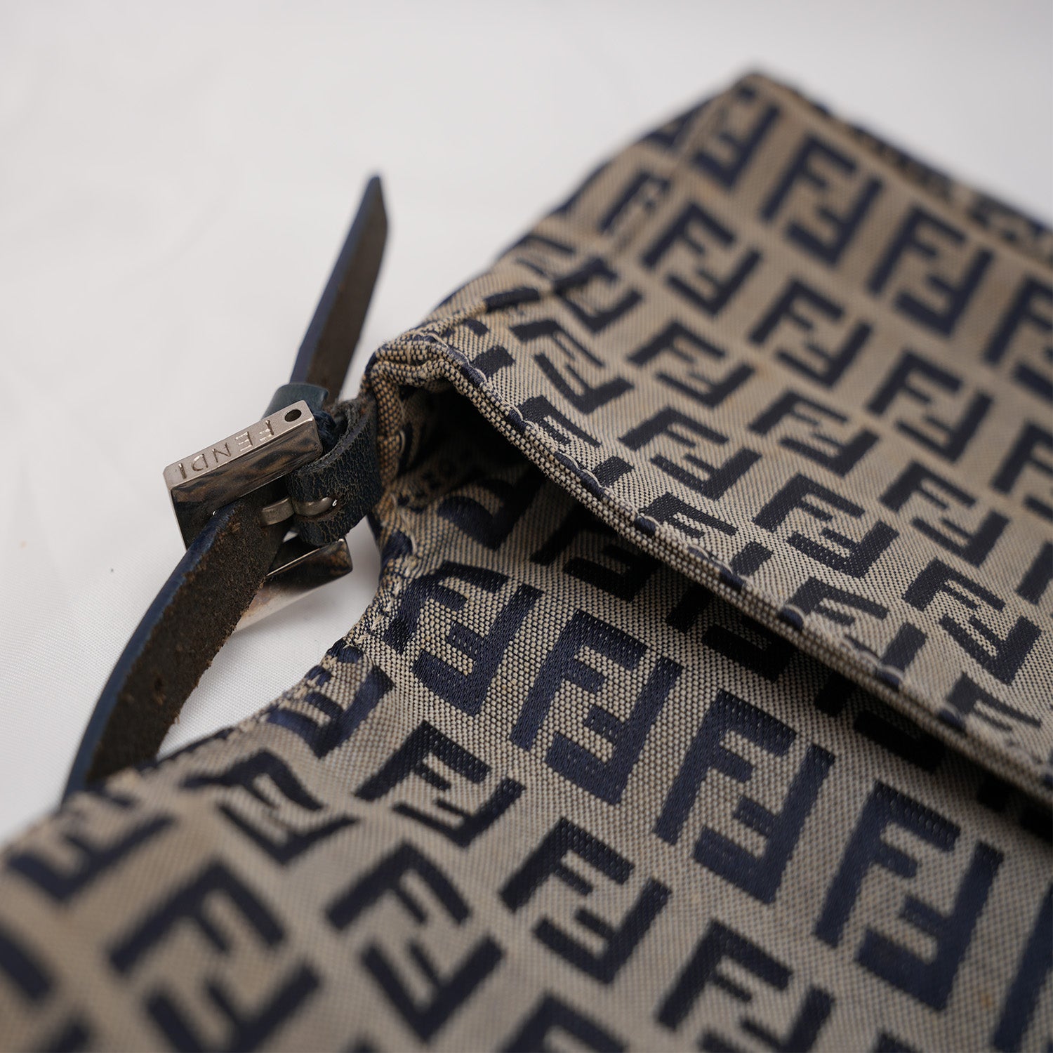 Fendi Baguette – borsa a spalla piccola FF monogram