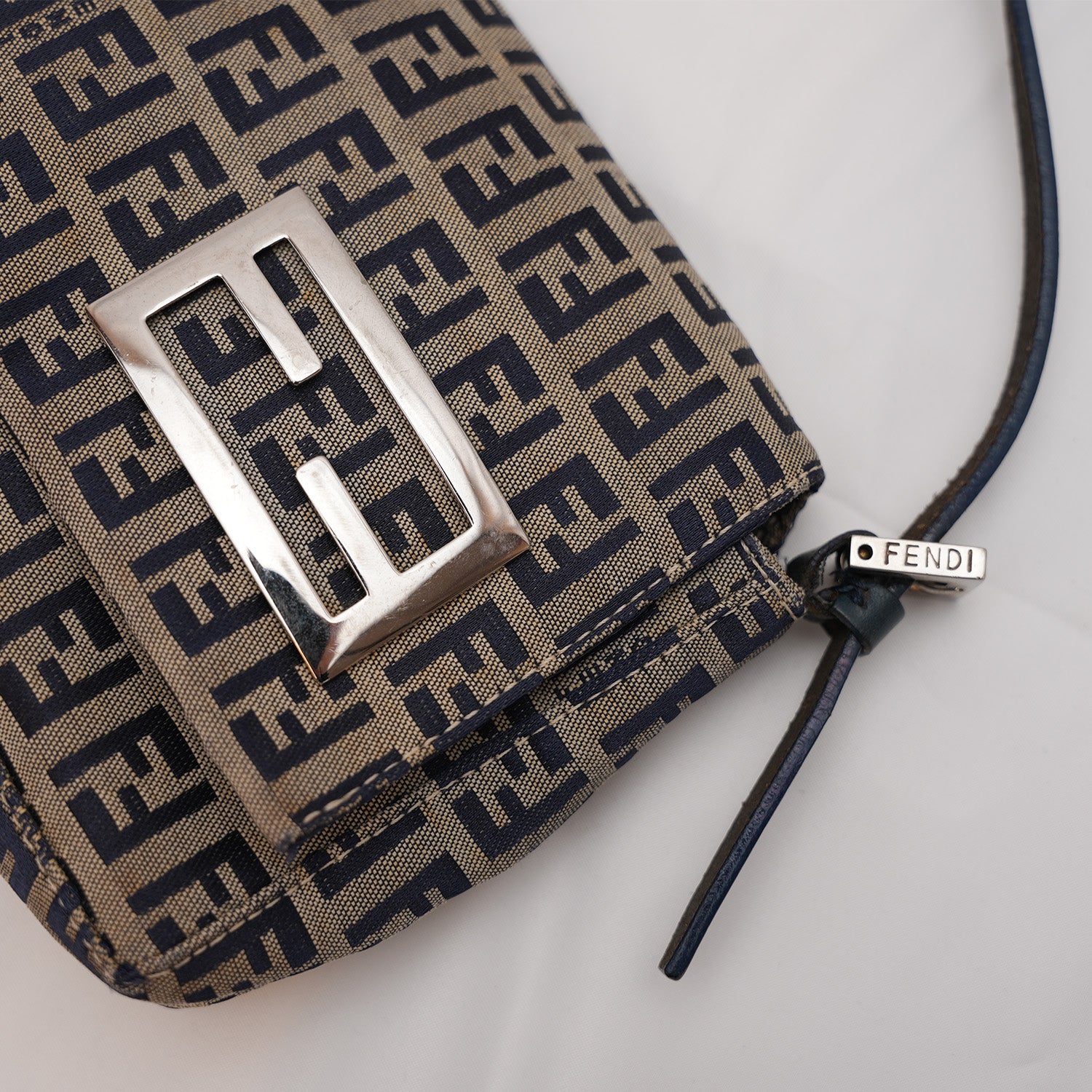 Fendi Baguette – borsa a spalla piccola FF monogram