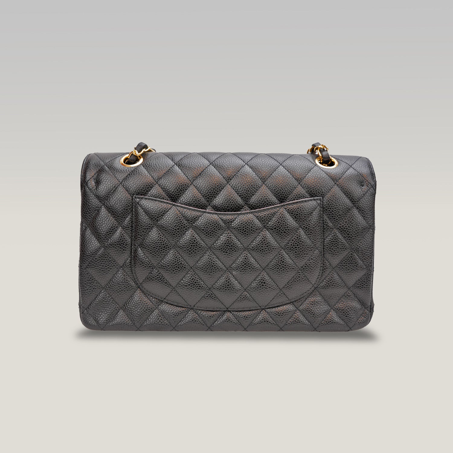 Chanel Classic Flap nero con chiusura dorata, borsa a spalla