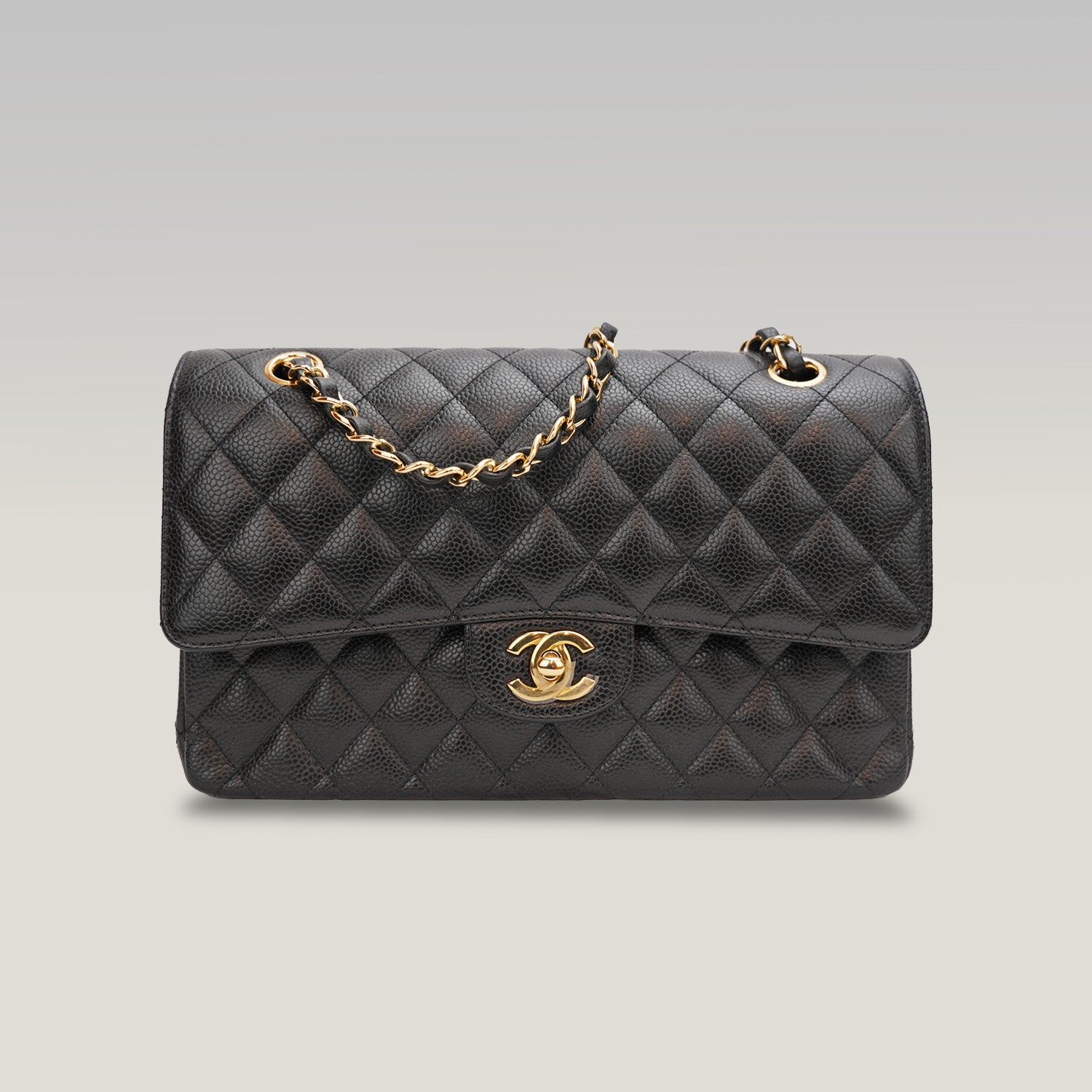 Chanel Classic Flap nero con chiusura dorata, borsa a spalla