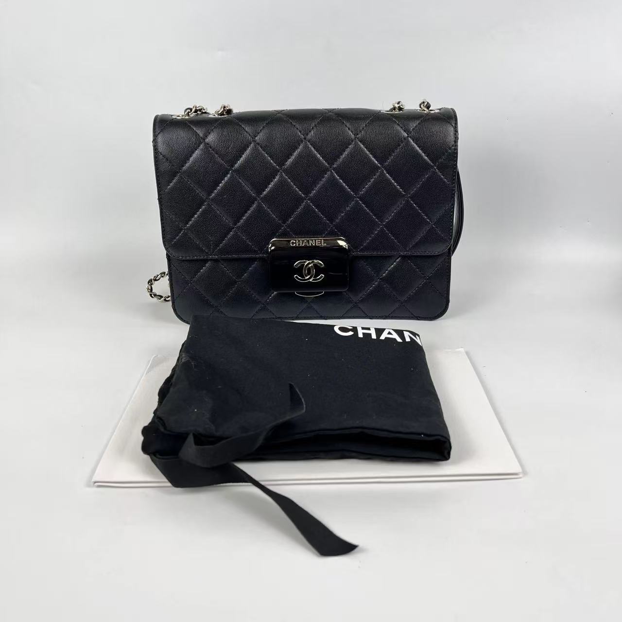 Chanel Borsa a Spalla Nera Trapuntata con Chiusura Smaltata