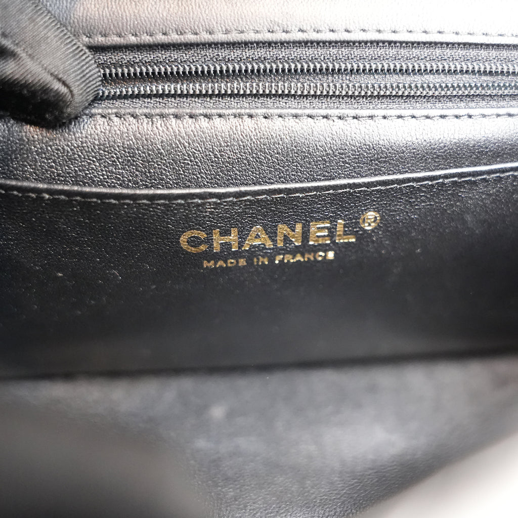Chanel Mini Classic Flap con Manico in Pelle di Agnello Nera Matelassé e Metallo Dorato