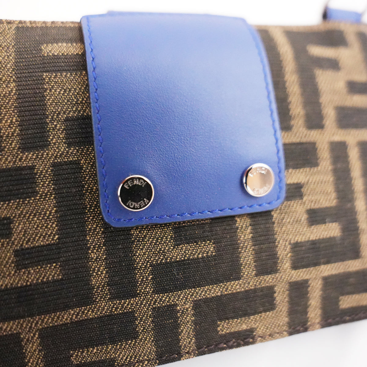 Fendi Baguette Flat Marrone in Tela FF con Dettagli in Pelle e Hardware Argentato