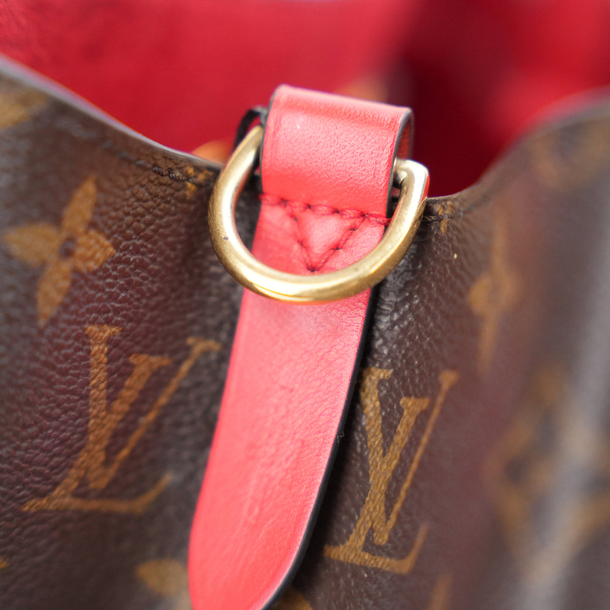 Louis Vuitton NéoNoé MM Monogram in Tela Cerata Marrone con Dettagli Rossi